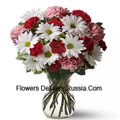 Oeillets rouges, oeillets roses et gerberas blancs avec des remplissages saisonniers dans un vase en verre - 25 tiges et remplissages