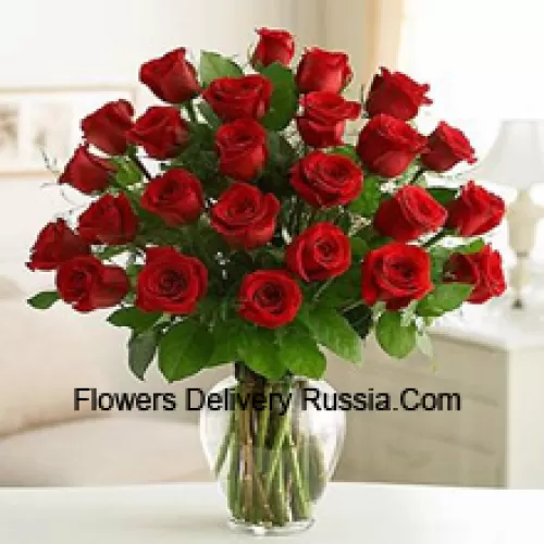 25 Roses Rouges Avec Quelques Fougères Dans un Vase en Verre