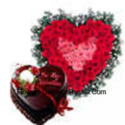 Arrangement en forme de cœur de 51 roses rouges et un gâteau au chocolat truffé de 1 kg (2,2 livres)