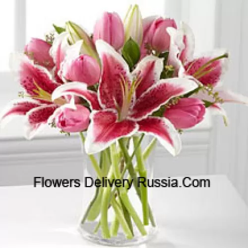 Lys roses et tulipes roses dans un vase en verre