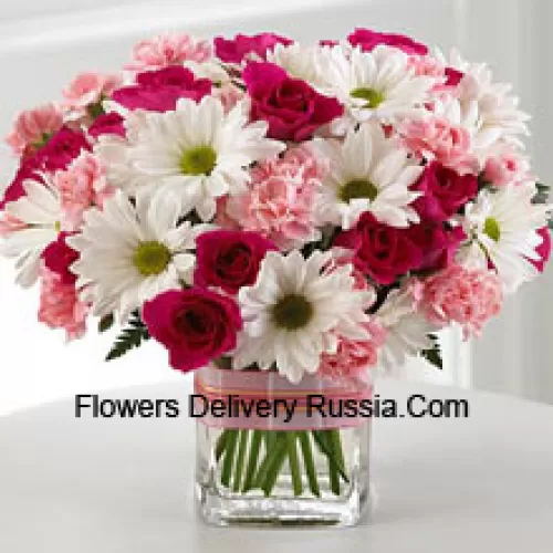 11 roses rouges, 11 marguerites blanches et 11 œillets roses dans un vase en verre